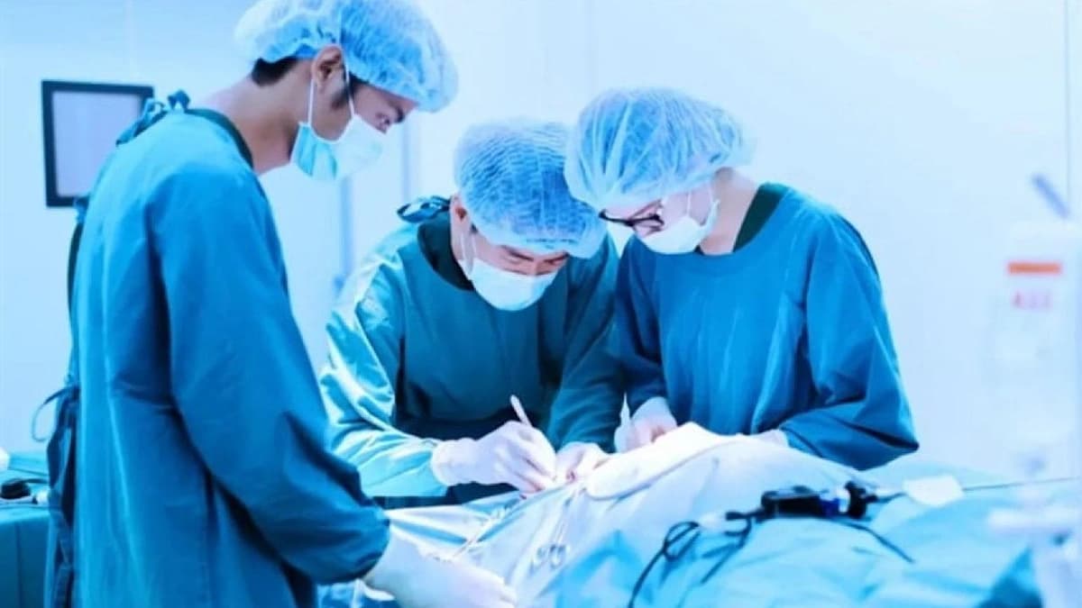 القبض على طبيبة سمحت لابنتها بحفر جمجمة مريض أثناء الجراحة