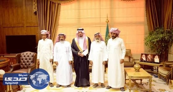 بالصور.. أمير عسير ينقل تعازي القيادة لأسرة " الشهراني "
