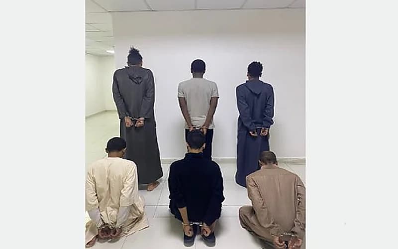 ضبط 6 أشخاص لسلبهم متاجر باستخدام مركبة مسروقة بالرياض