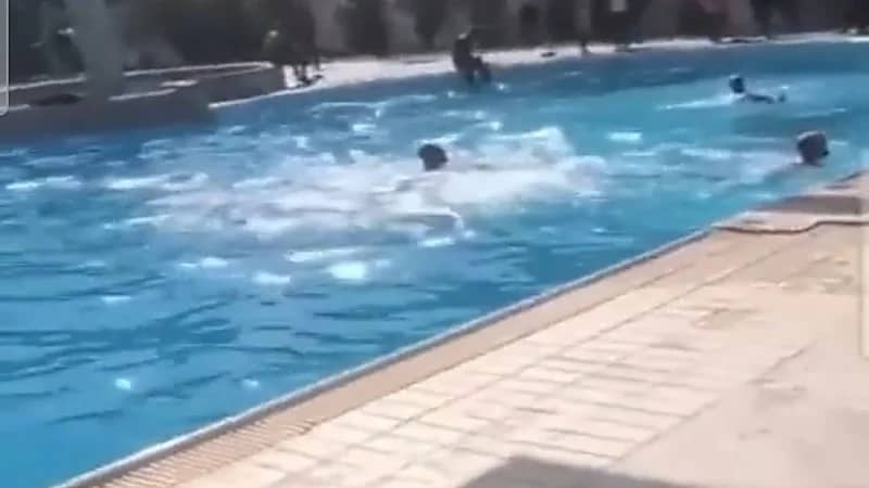 شاهد.. أنصار مقتدى الصدر يسبحون في مسبح القصر الجمهوري