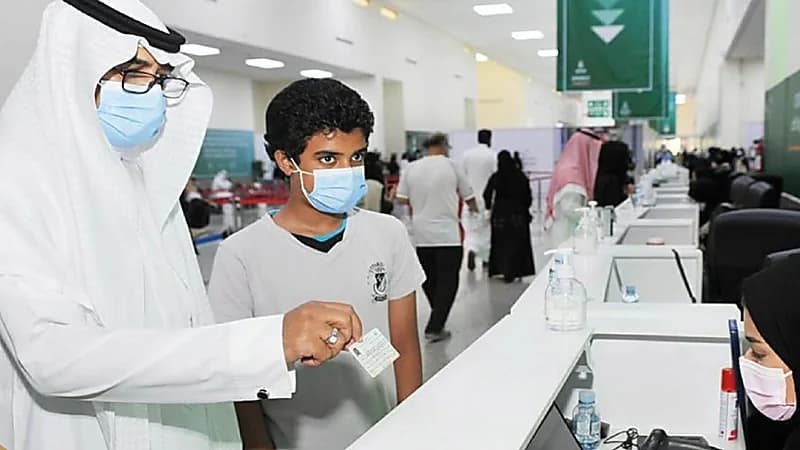 "التعليم" تحث منسوبيها وطلاب المتوسطة والثانوية للحصول على جرعتين من لقاح كورونا