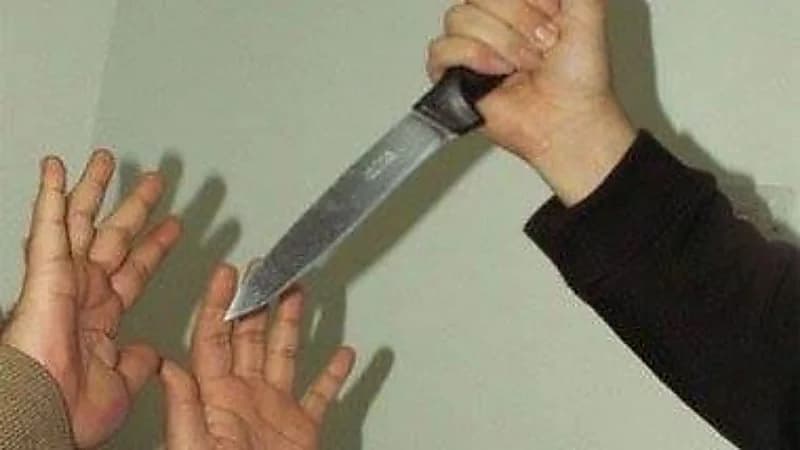 شاب يقتل والدته طعنا