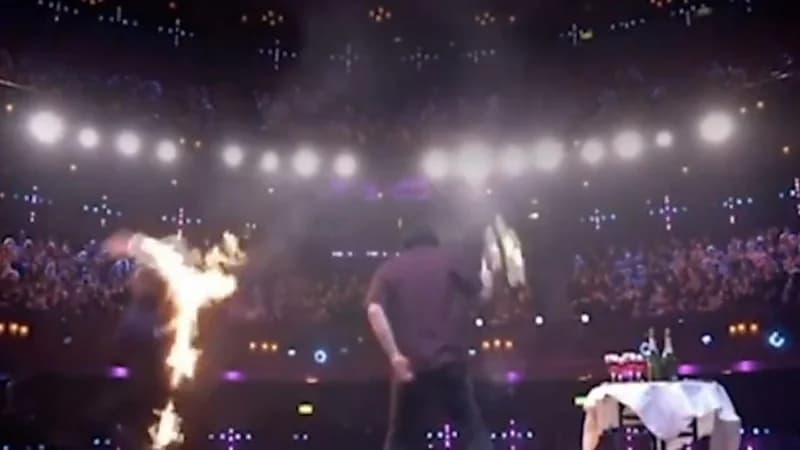 شاهد.. اشتعال النيران في رجل أثناء تقديمه لعرض في برنامج شهير