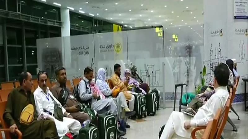أولى رحلات حجاج باكستان تصل المملكة.. فيديو