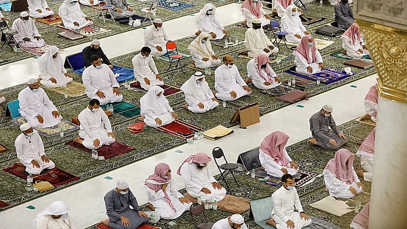 بالصور.. أداء صلاة التهجد في أول ليالي العشر الأواخر بالمسجد الحرام والنبوي