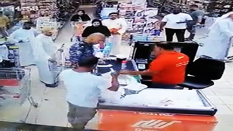 شاهد..رجل أمن يستغل مركزه ويتعدى على متسوقين بالكويت