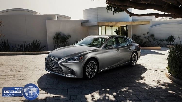 عرض سيارة لكزس الهجينة في جنيف