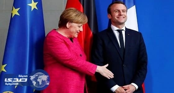 بالفيديو.. ماكرون يضع ميركل في موقف حرج أثناء زيارته لألمانيا