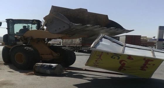 بالصور.. رفع مخلفات البناء واللوحات الدعائية العشوائية بالطائف