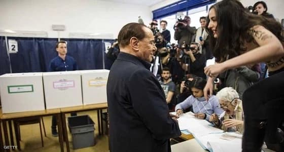 ناشطة عارية تضع مسؤول إيطالي في موقف محرج
