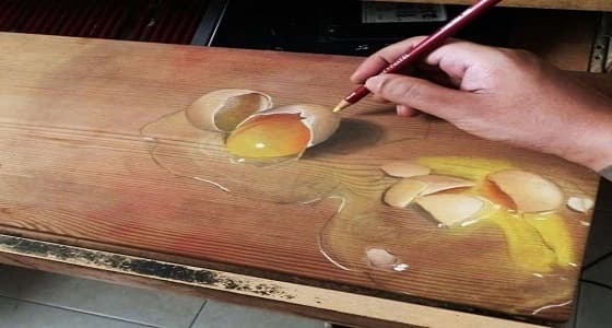 مواطن خمسيني يتعلم 7 لغات ويحترف الرسم بعد تقاعده
