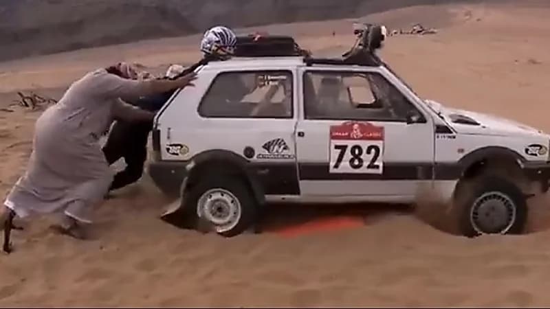 بالفيديو.. شباب يفزعون مع متسابق في رالي داكار 2023 ويساعدونه في إخراج مركبته