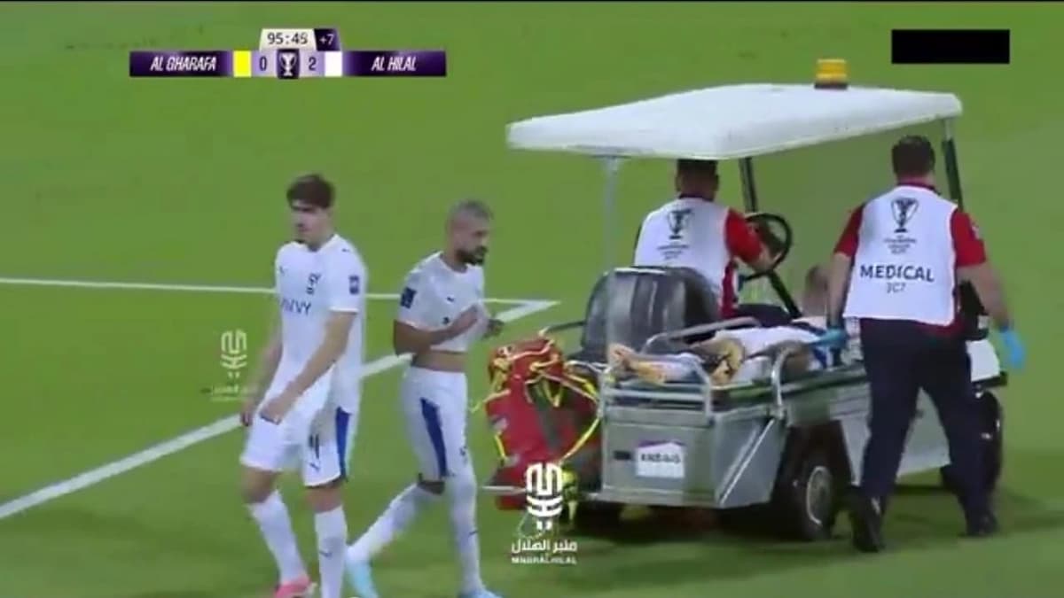لاجامي يغادر مباراة الهلال بعربة الإسعاف بعد إصابة خطيرة .. فيديو