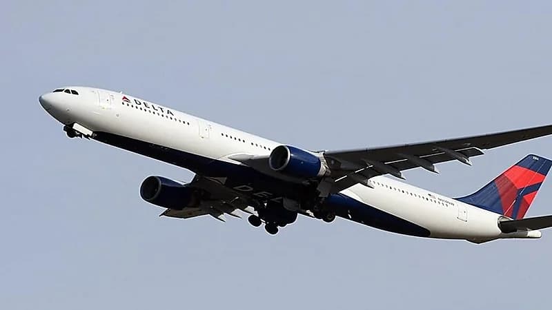 عض وضرب وفوضى بين ركاب طائرة أمريكية