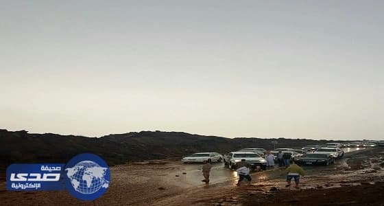بالصور.. السيول تغلق طريق جدة البديل للوافدين