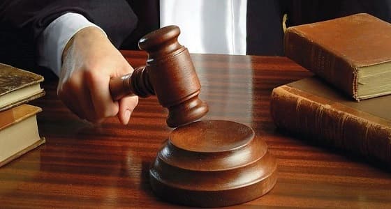 طالب يطعن صديقه بمقص أثناء تعاطيهما الكحوليات