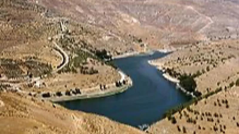 أب يلقي طفليه في سيل جاري بسبب خلافات عائلية