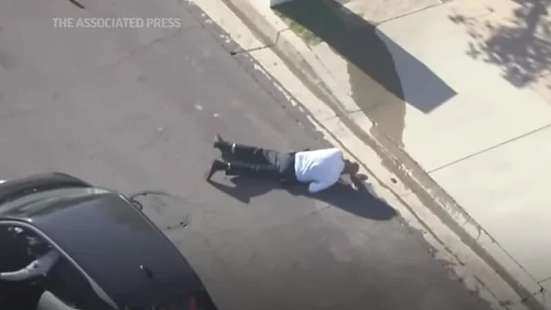 سرب من النحل يهاجم شرطياً ويرديه أرضاً.. فيديو