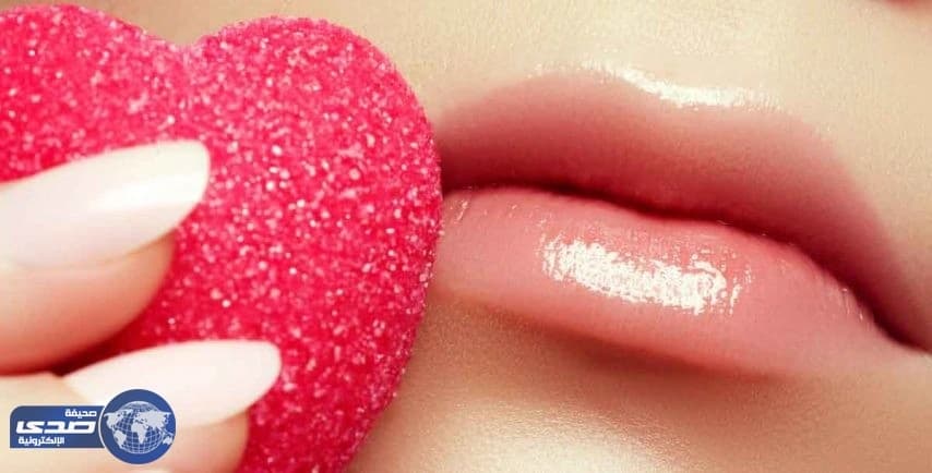 7 وصفات جمالية للعناية بالشفاه المتشققة