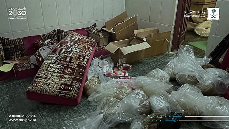 بالصور.. ضبط معمل مخالف بداخله 311 كيلو تبغ في جدة