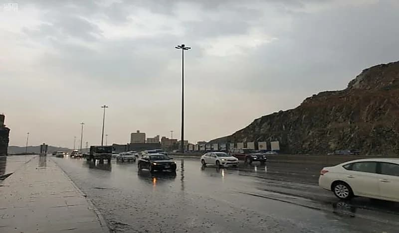الأرصاد: سحب رعدية ممطرة مصحوبة برياح نشطة على عدة مناطق بمكة