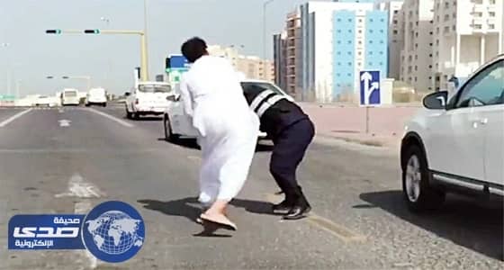 بالفيديو.. اعتداء شابين علي حارس أمن بالرياض