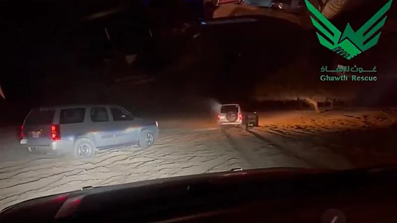 إنقاذ سيارة عالقة في الرمال بخميس مشيط .. فيديو