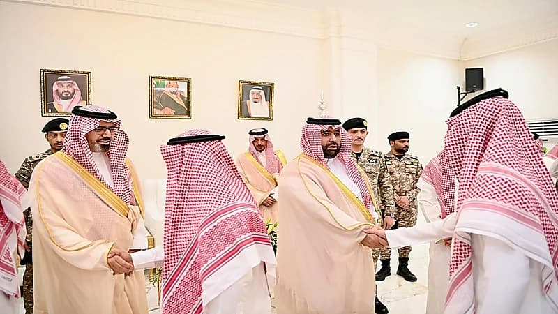 أمير جازان ونائبه يستقبلان المهنئين من منسوبي الإمارة بمناسبة الثقة الملكية.. فيديو