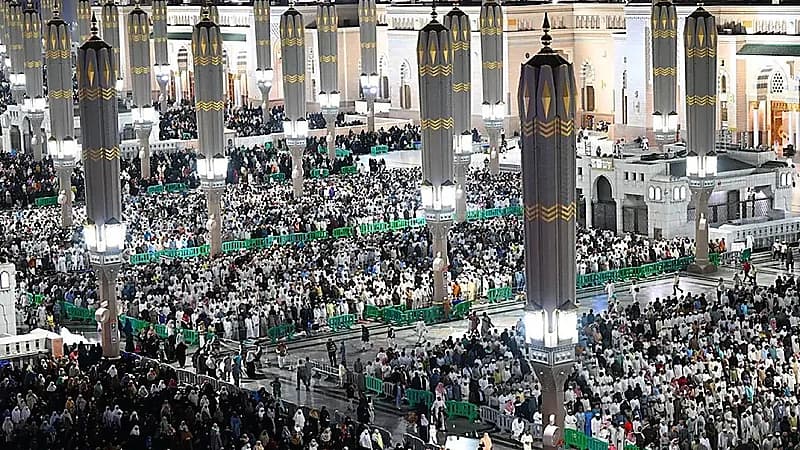 أكثر من 14 مليون زائر للمسجد النبوي خلال النصف الأول من رمضان .. فيديو