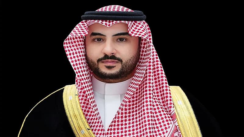 وزير الدفاع يتلقى اتصالًا هاتفيًّا من نظيره الأمريكي