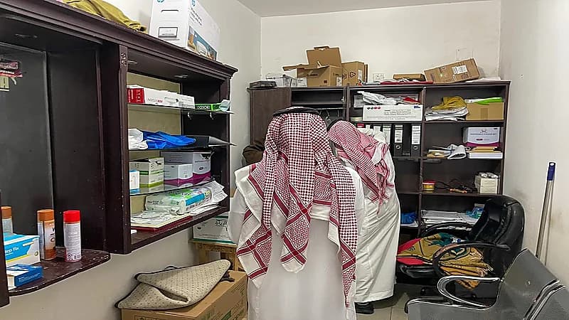 بالصور.. ضبط عيادة سرية مخالفة داخل صيدلية لوافد آسيوي