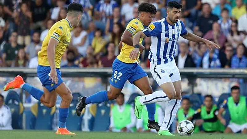 بالدوري البرتغالي .. لاعب يوقف انفرادًا بالمرمى بعد إصابة منافسه