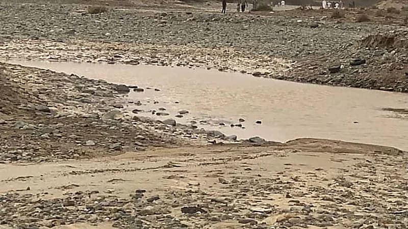 شاهد.. سيول وأمطار جازان تغلق طريق المشباح وتقطع الكهرباء