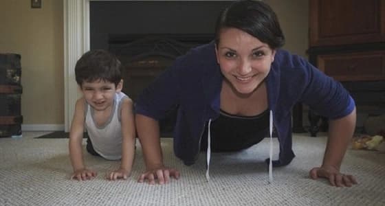 بالفيديو.. سيدة تستعرض مهاراتها الرياضية مع أطفالها الثلاثة