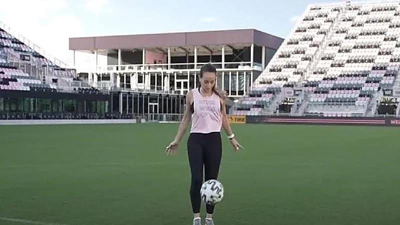 شاهد.. لاعبة تحقق رقمين قياسيين في كرة القدم الاستعراضية