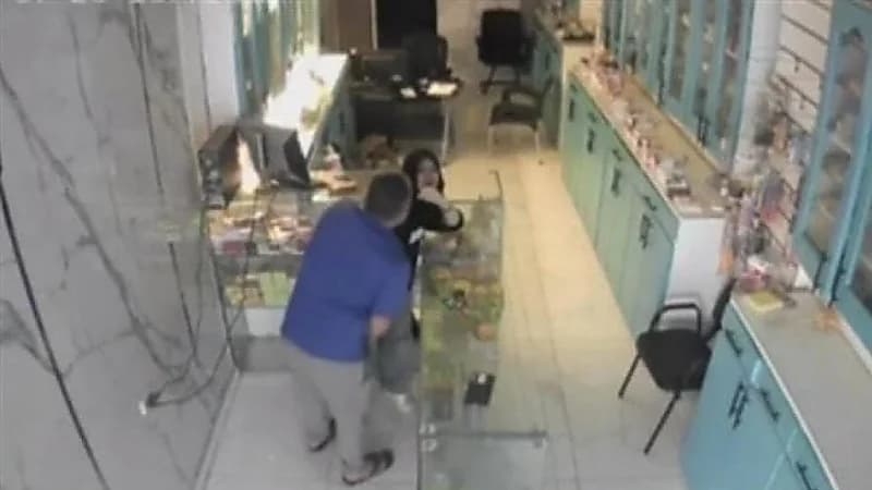 القبض على أب اعتدى بالضرب على ابنته داخل صيدلية
