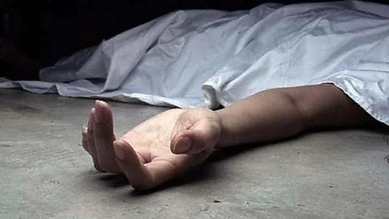 أب يقتل أطفاله الثلاثة وزوجته أثناء نومهم ثم ينتحر بغرفته