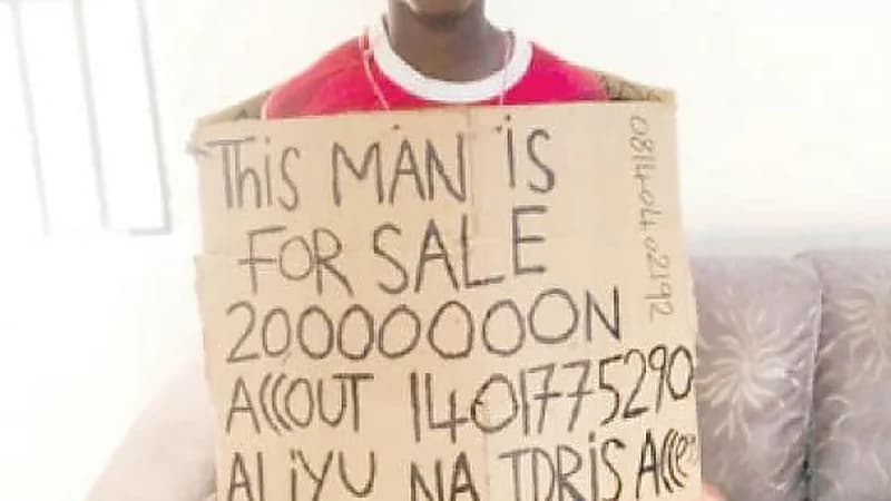 القبض على شاب عرض نفسه للبيع