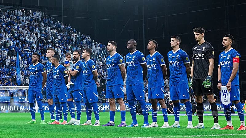 الهلال يقترب من تجديد عقود ثلاث لاعبين