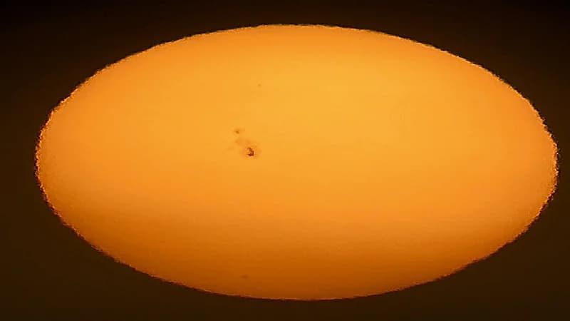 فلكي: حالة الغبار بالمملكة أتاحت لنا رؤية البقعة الشمسية بالعين المجدرة