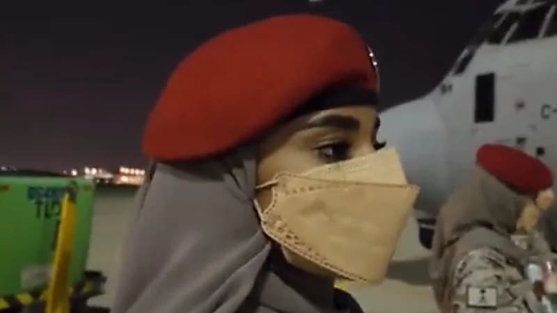 بالفيديو.. رقيب من القوات الجوية تستقبل الرعايا الهنديين القادمين من السودان باللغة "الأردية"