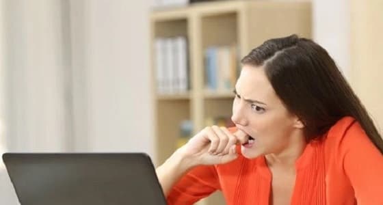 زوجة تكتشف خيانة زوجها لها عبر الانترنت والمحكمة تسجنها