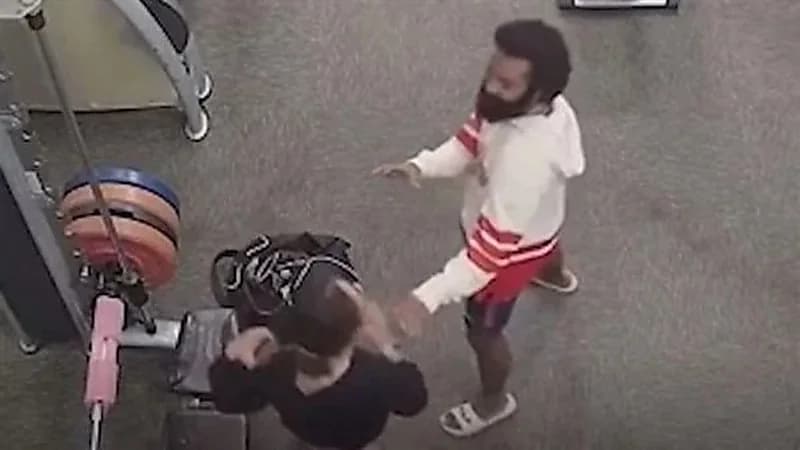 امرأة تضرب رجل داخل صالة ألعاب رياضية وتلقنه درساً قاسياً