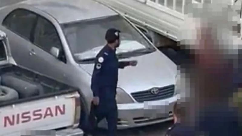 القبض على مقيمة ألقت ملابسها في الطريق العام خلال محاولة القبض عليها