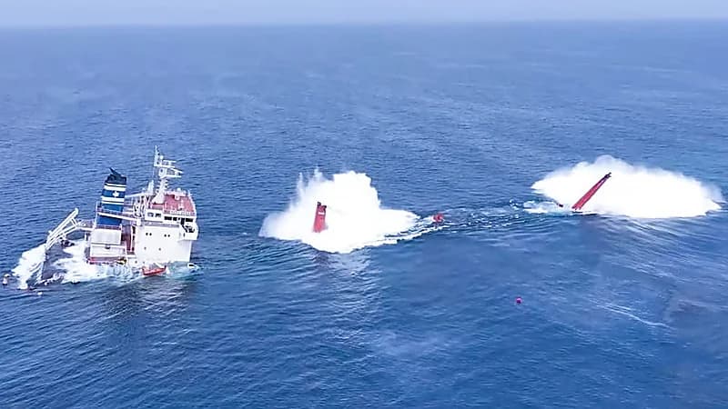 غرق سفينة شحن بعد هجوم حوثي ومقتل وإصابة عدد من أفراد الطاقم