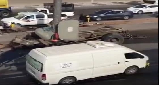 بالفيديو.. حادث مروري مروع بين شاحنة وسيارة بالرياض