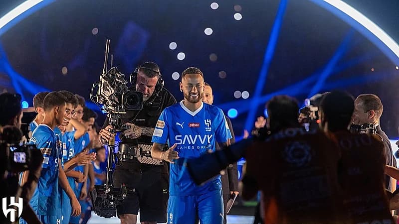 لحظة انبهار معلقين بقناة برازيلية بحفل استقبال نيمار .. فيديو