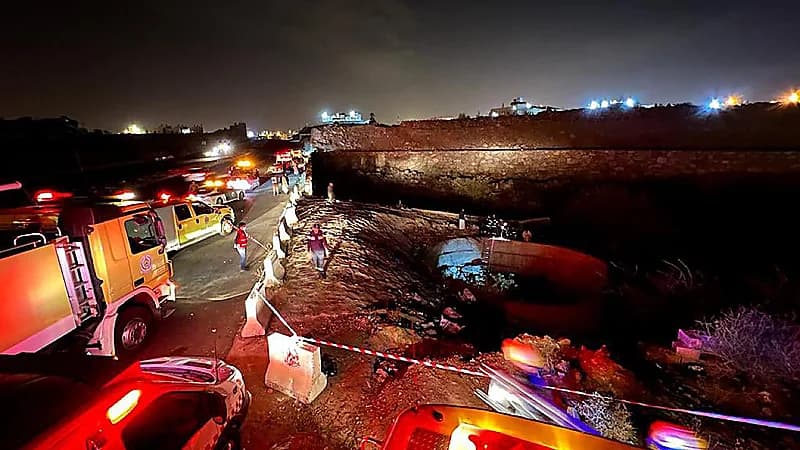 "الدفاع المدني" ينقذ شخصًا سقطت مركبته في بئر بخميس مشيط