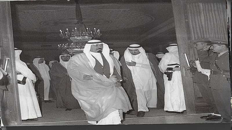 صورة نادرة للملك عبدالله وخادم الحرمين أثناء انتظار وصول سليمان فرنجية في مطار الرياض