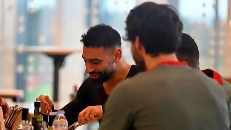 سر لياقة محمد صلاح موجود بمائدة طعامه
